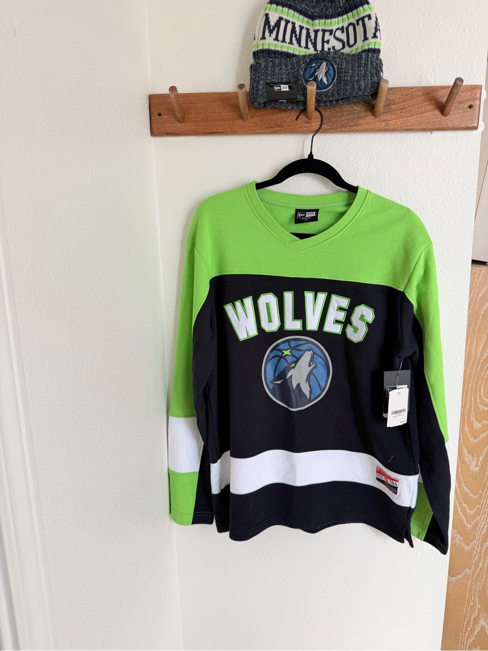 New Era Minnesota Timberwolves Green Black Athletic Sweatshirt and Beanie combo